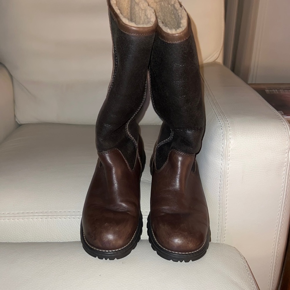 UGGS WOMEN TALL LEATHER BOOTS. GREAT CONDITION. BROWN WITH SHEEP ON THE INSIDE.